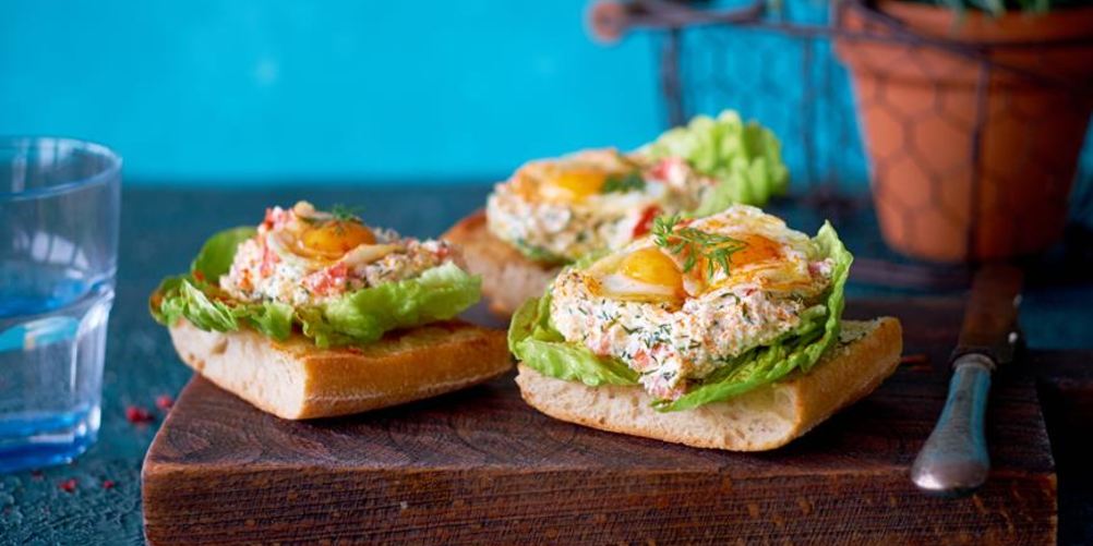 Рецепт брускетты с творогом, икрой и перепелиным яйцом