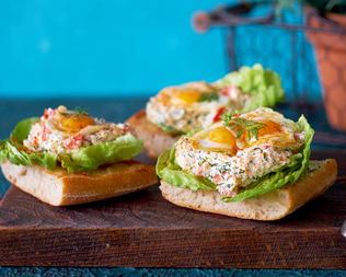 Брускетта с творогом, икрой и перепелиным яйцом