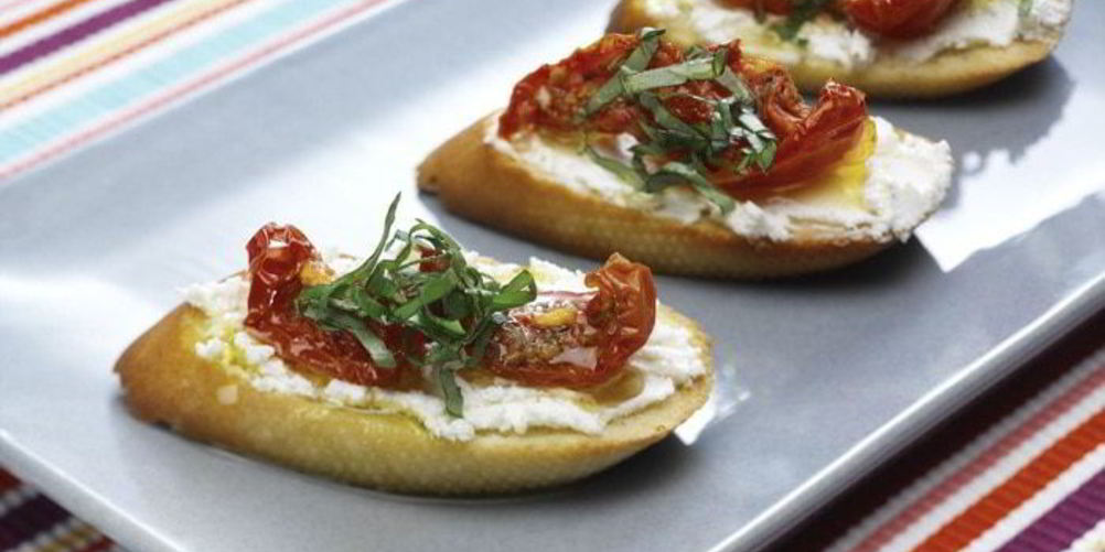 Рецепт брускетты с вялеными помидорами и козьим сыром