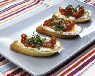 Брускетта с вялеными помидорами и козьим сыром