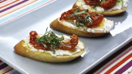Брускетта с вялеными помидорами и козьим сыром