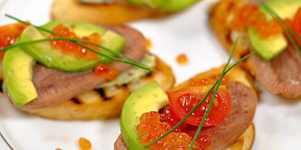 Рецепт брускетты с языком и авокадо