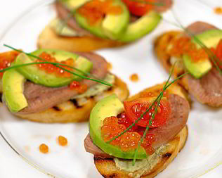 Брускетта с языком и авокадо