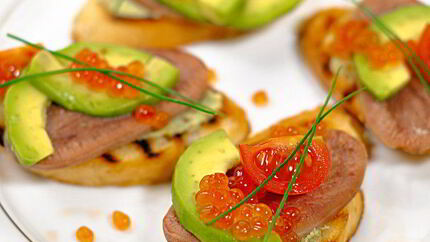 Брускетта с языком и авокадо