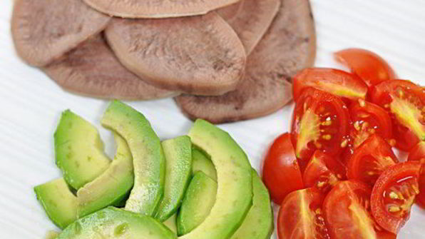 брускетта с языком и авокадо