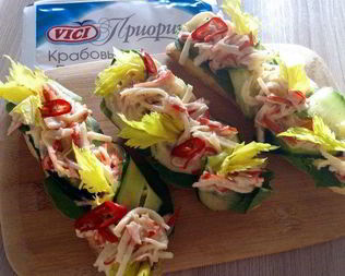 Брускетты с крабовыми палочками, айоли и огурцом