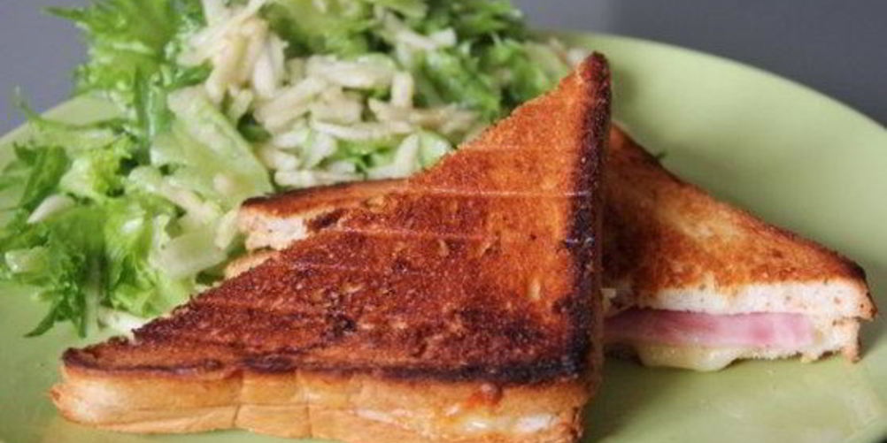 Рецепт бутерброда с салатом из зеленого яблока к завтраку