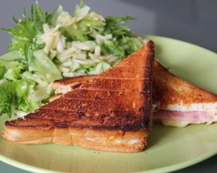 Бутерброд с салатом из зеленого яблока к завтраку