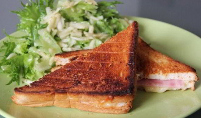 Бутерброд с салатом из зеленого яблока к завтраку