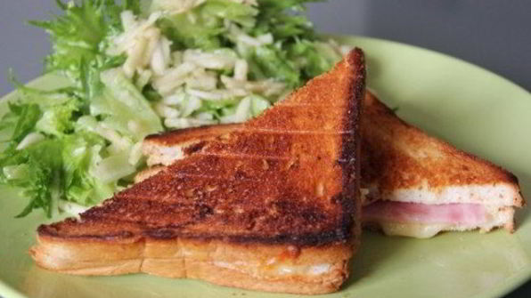 бутерброд с салатом из зеленого яблока к завтраку