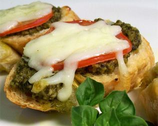 Горячие бутерброды с песто, моцареллой и помидорами