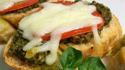 Горячие бутерброды с песто, моцареллой и помидорами