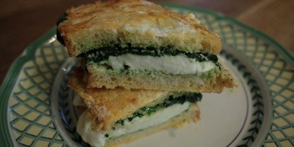 Рецепт горячего бутерброда с моцареллой, шпинатом и соусом песто