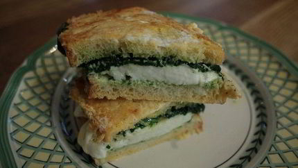 Горячий бутерброд с моцареллой, шпинатом и соусом песто