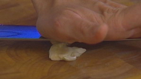 горячий бутерброд с моцареллой, шпинатом и соусом песто