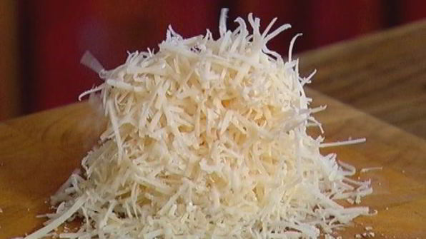 горячий бутерброд с моцареллой, шпинатом и соусом песто