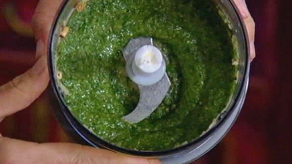 горячий бутерброд с моцареллой, шпинатом и соусом песто