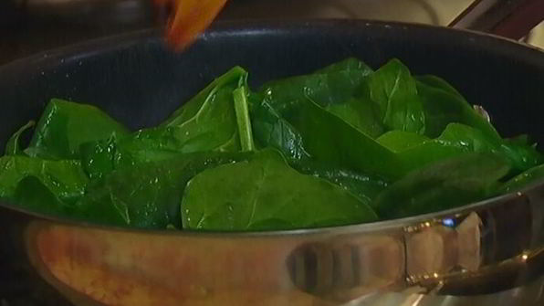 горячий бутерброд с моцареллой, шпинатом и соусом песто