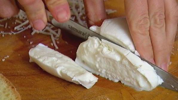 горячий бутерброд с моцареллой, шпинатом и соусом песто