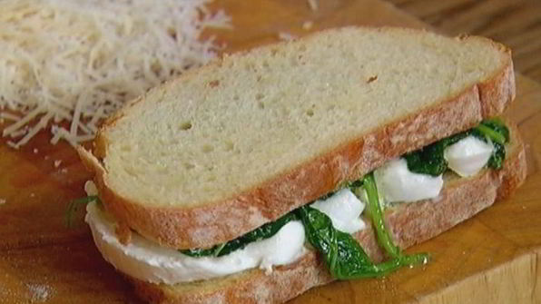 горячий бутерброд с моцареллой, шпинатом и соусом песто