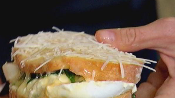 горячий бутерброд с моцареллой, шпинатом и соусом песто