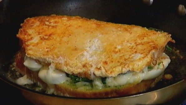 горячий бутерброд с моцареллой, шпинатом и соусом песто