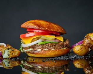 Бургер на булочке бриошь с томленой телятиной