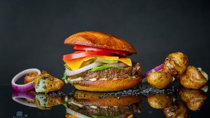 Бургер на булочке бриошь с томленой телятиной