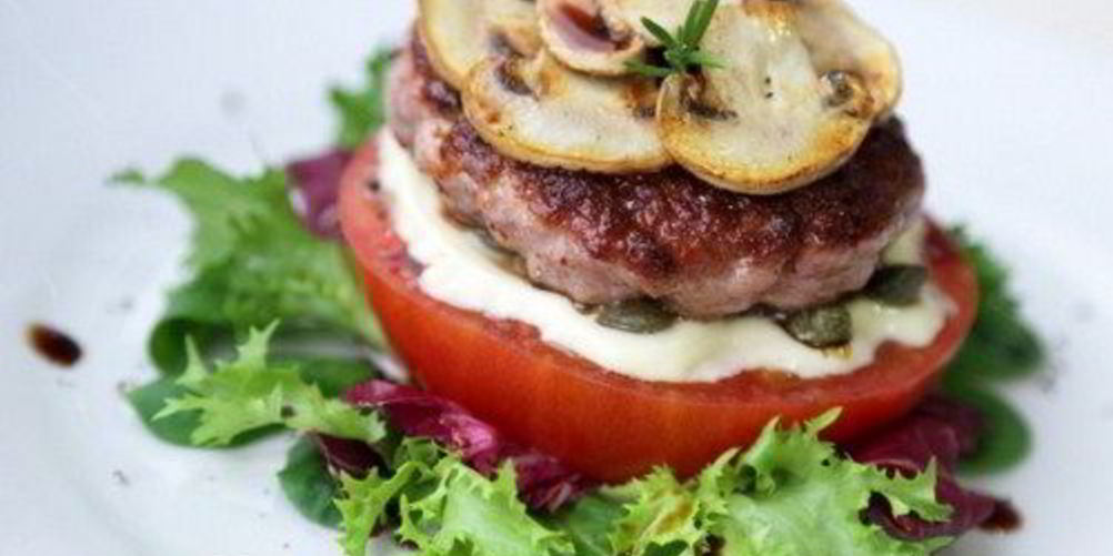 Рецепт бургера с каперсами, помидором и майонезом