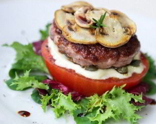 Бургер с каперсами, помидором и майонезом