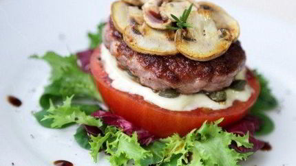 Бургер с каперсами, помидором и майонезом