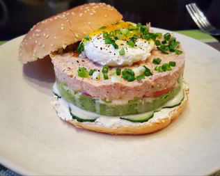 Бургер с тунцом и гуакамоле