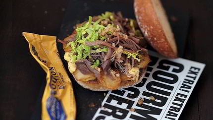 Бургер с утиными ножками конфи