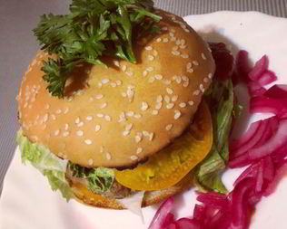 Бургер с желтым томатом