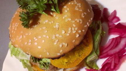 Бургер с желтым томатом