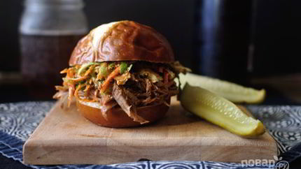 Бургер со свининой и капустой