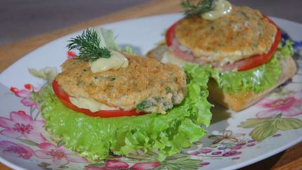 Бургеры с котлетками из семги и каперсов