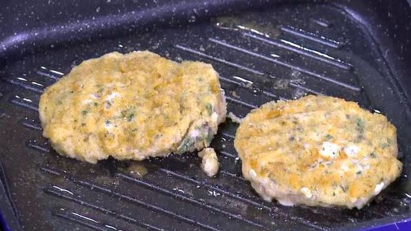 бургеры с котлетками из семги и каперсов