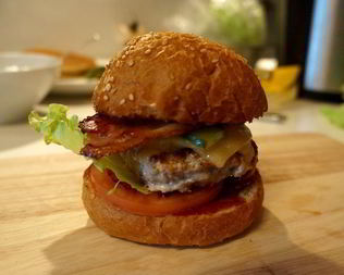 Домашний бургер с мясной котлетой и беконом