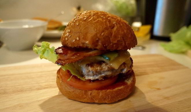 Домашний бургер с мясной котлетой и беконом
