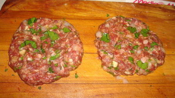 гамбургер из фарша и селедки