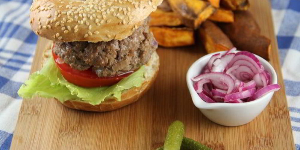 Рецепт гамбургера из говядины с чипсами из сладкого картофеля