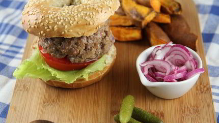 Гамбургер из говядины с чипсами из сладкого картофеля