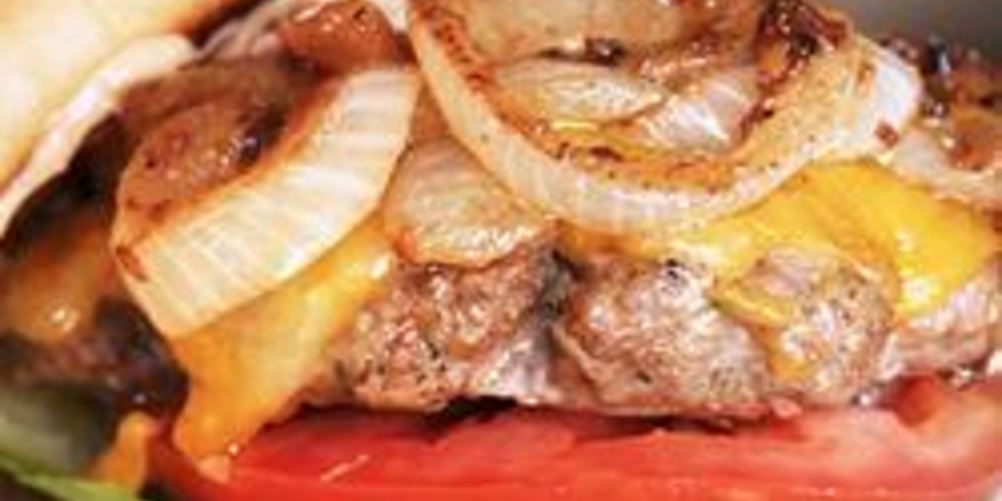 Рецепт гамбургера с жареным луком