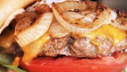 Гамбургер с жареным луком