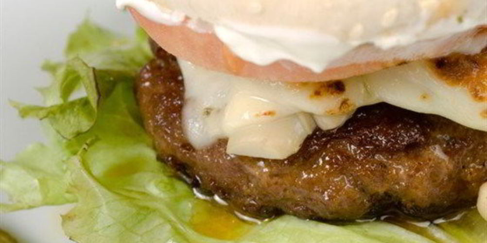 Рецепт горячих гамбургеров с брынзой и говядиной