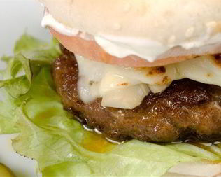 Горячие гамбургеры с брынзой и говядиной