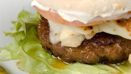 Горячие гамбургеры с брынзой и говядиной