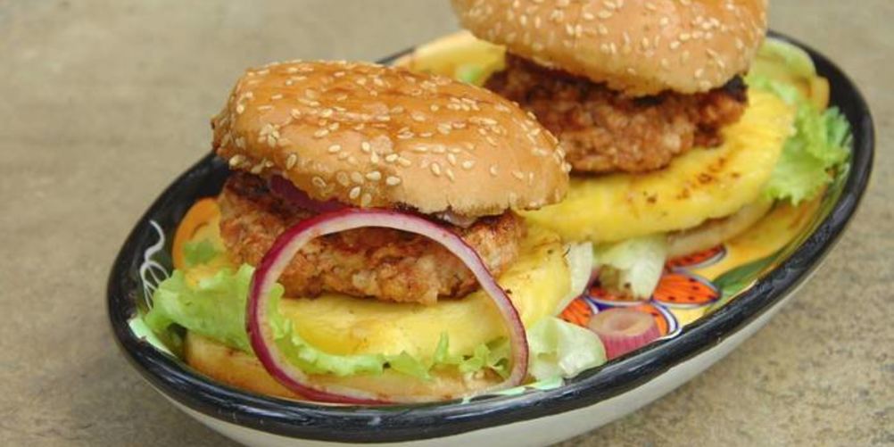 Рецепт куриного бургера с ананасом и красным луком