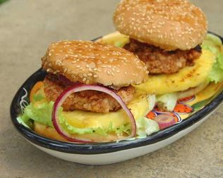 Куриный бургер с ананасом и красным луком